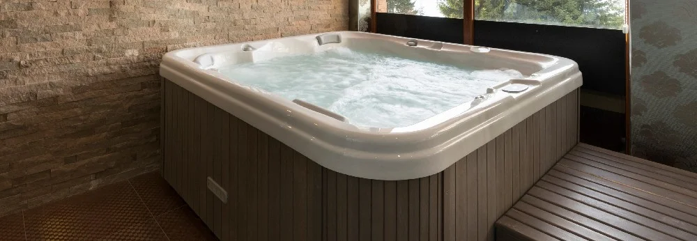 Ein Whirlpool mit Holzvertäfelung